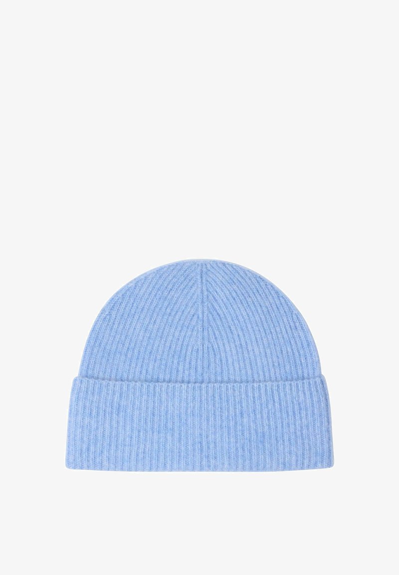 Beanie in maglia a coste blu chiaro con risvolto. Texture morbida, vestibilità aderente, parte superiore arrotondata e linee verticali che arricchiscono il design.