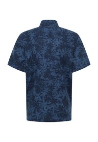 Maglietta a maniche corte in cotone blu scuro con un motivo texturizzato a foglie. Presenta un colletto classico e una vestibilità ampia per il massimo comfort.