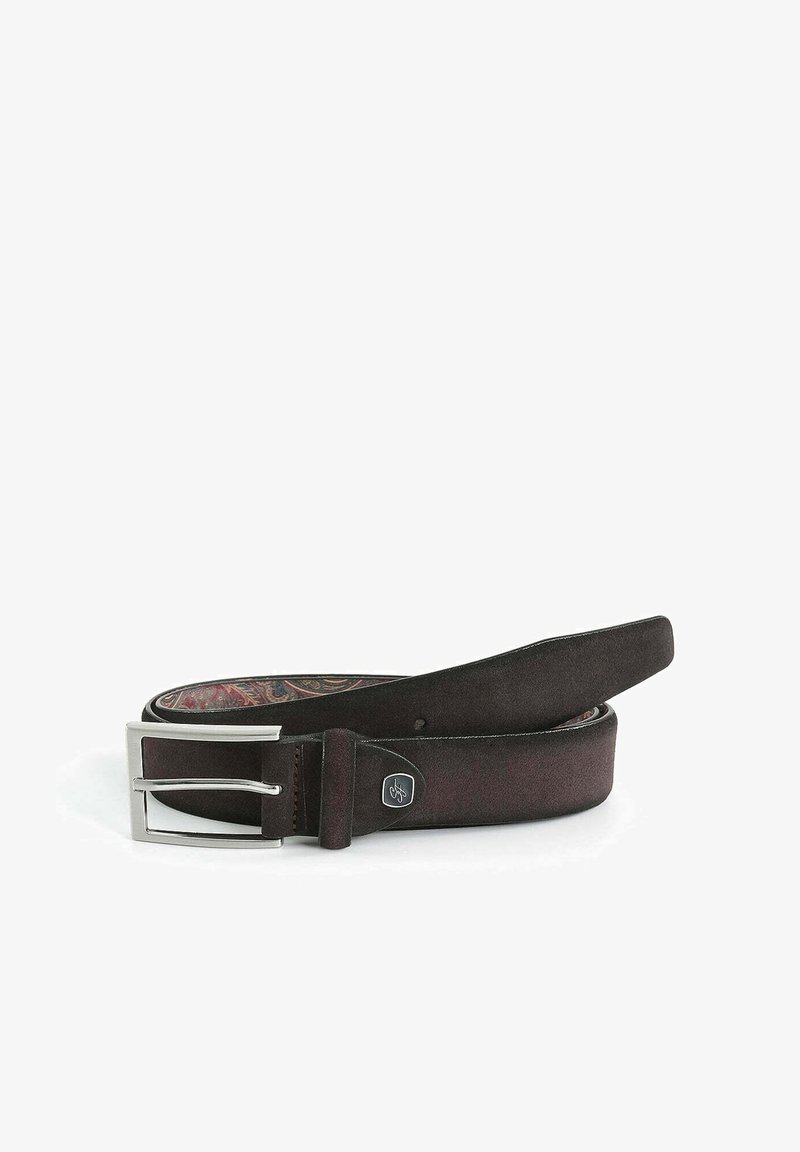 Brauner Ledergürtel mit einer silbernen Metallschnalle, ausgestattet mit einer glatten Textur und einem gemusterten Innenfutter. Verstellbare Länge.