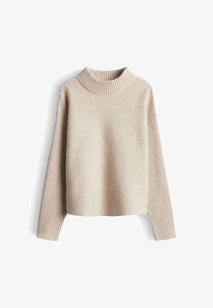 Beige geribbelde gebreide trui met lange mouwen en een hoge, licht opgerolde kraag, getoond op een witte achtergrond.