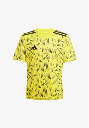 Jersey deportivo amarillo con patrón triangular negro, de manga corta, cuello en V y tres rayas negras en los hombros. Hecho de tejido ligero.
