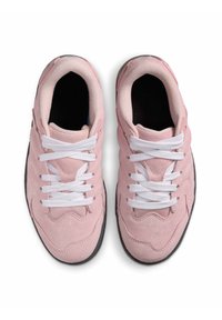 Baskets en daim rose clair avec des lacets blancs, détails texturés et semelle noire. Caractéristiques d'une pointe ronde et d'un col rembourré pour le confort.