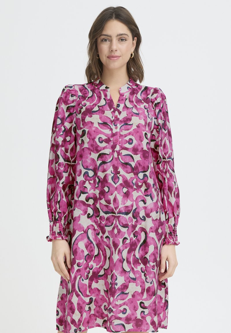 Vestito a maniche lunghe con motivo floreale rosa e grigio, caratterizzato da un colletto a scialle e dettagli con bottoni, realizzato in tessuto leggero con polsini arricciati.