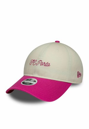 Casquette de baseball avec couronne crème et visière rose, avec ""FC Porto"" brodé en écriture rose sur la face avant.