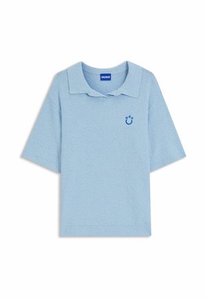 Polo à manches courtes bleu clair en tissu texturé avec petit logo Hugo bleu représentant un smiley sur la poitrine.