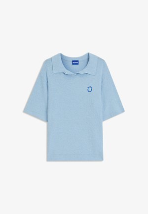 Polo à manches courtes bleu clair en tissu texturé avec petit logo Hugo bleu représentant un smiley sur la poitrine.