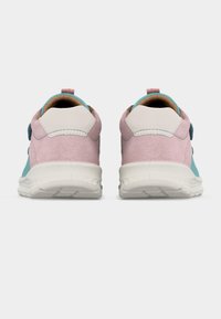 Paire de baskets roses et turquoise vues de dos, montrant une tige en tissu doux et des semelles en caoutchouc blanches sur un fond uni.