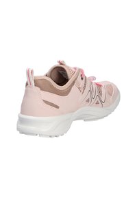Baskets de sport roses avec tige en mesh et semelle en caoutchouc. Comprend un talon renforcé, des lacets contrastés et des découpes décoratives pour la ventilation.