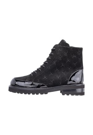 Botín negro de ante con cordones delanteros, textura con estampado, puntera y tacón de piel sintética brillante y suela gruesa y resistente.