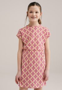 Kurzärmliges Kinderkleid mit einem Diamantmuster in Rosa, Orange und Gelb auf hellem Hintergrund, mit einem lockeren Schnitt und einem Bindegürtel.