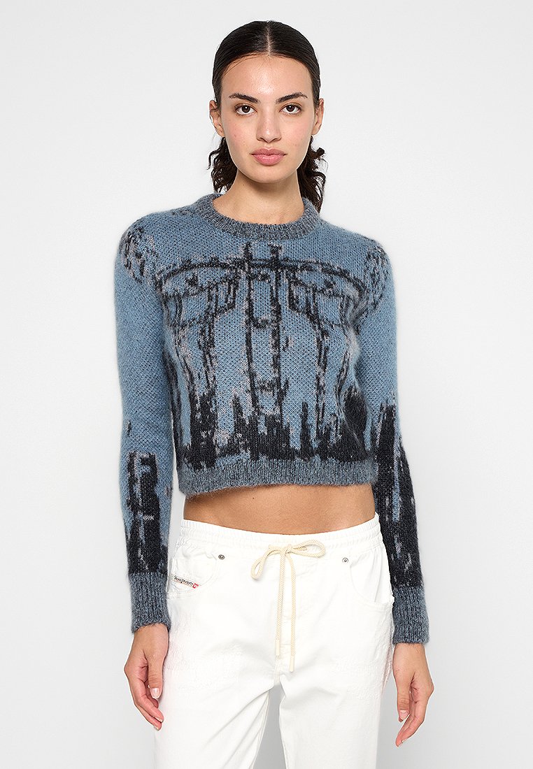 Gekürzter blauer Pullover mit schwarzem grafischem Muster, geripptem Rundhalsausschnitt und langen Ärmeln, mit einer weichen Stricktextur.