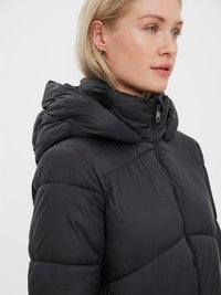 Doudoune noire avec un zip à l'avant et une capuche. Présente des panneaux cousus et une texture lisse. Légère, conçue pour la chaleur.