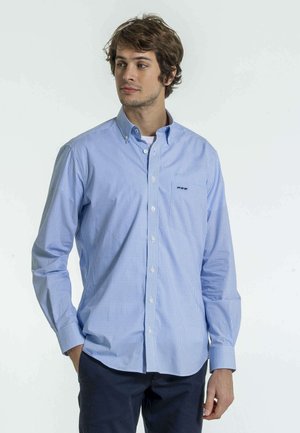 Chemise à carreaux bleu clair avec un col ajusté et des manches longues, dotée d'un petit logo brodé sur la poitrine.