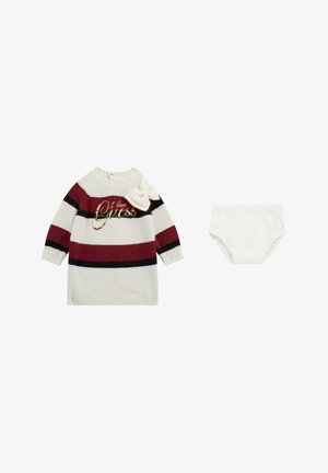 Gebreide sweaterjurk in crème met rode en zwarte strepen, met "I love Guess" in goud. Inclusief een bijpassende witte luieromslag.