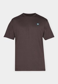 Brun bomull T-skjorte med korte ermer, rund hals og en liten teal-logo på venstre brystområde. Glatt tekstur og diskret design.