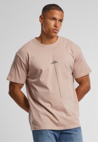 Merchcode THINK DIFFERENT HEAVY - Camiseta estampada - duskrose