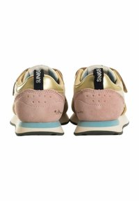 Sneaker con tacchi in suede rosa, parte superiore in pelle dorata, dettagli blu e etichetta logo nera. Presentano dettagli perforati sui lati.