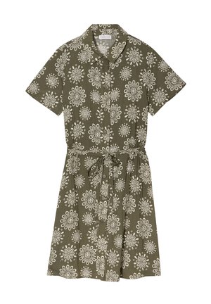 Abito a maniche corte in tessuto verde oliva con motivi floreali bianchi, chiusura frontale con bottoni, vita cinchata con un laccio e colletto.
