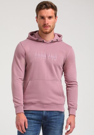 Haut à capuche rose en tissu doux avec une poche kangourou à l'avant, un cordon de serrage à la capuche et un design de texte en relief en blanc. Coupe standard.
