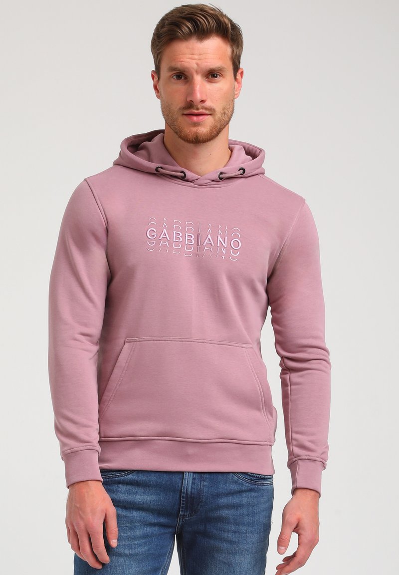 Lyserød hoodie lavet af blødt stof, med en frontkangaroo lomme, snoretræk i hætten og prægede tekster i hvid. Standard pasform.