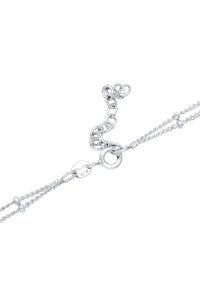Collana in argento sterling con design a catena attorcigliata, chiusura circolare e piccoli accenti sferici. Contrassegnata "925" per autenticità.