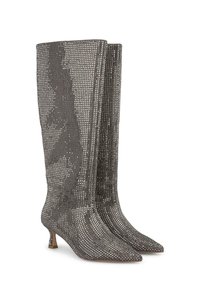Stivali al ginocchio realizzati in rete metallica con punta affusolata e tacco kitten piccolo. Il colore è grigio argento con un motivo a griglia testurizzato.