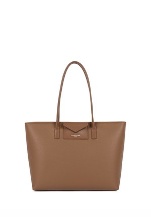 Bruine getextureerde lederen totebag met twee lange hengsels en een platte bodem; bevat een kleine driehoekige flap en een geperst merkembleem.