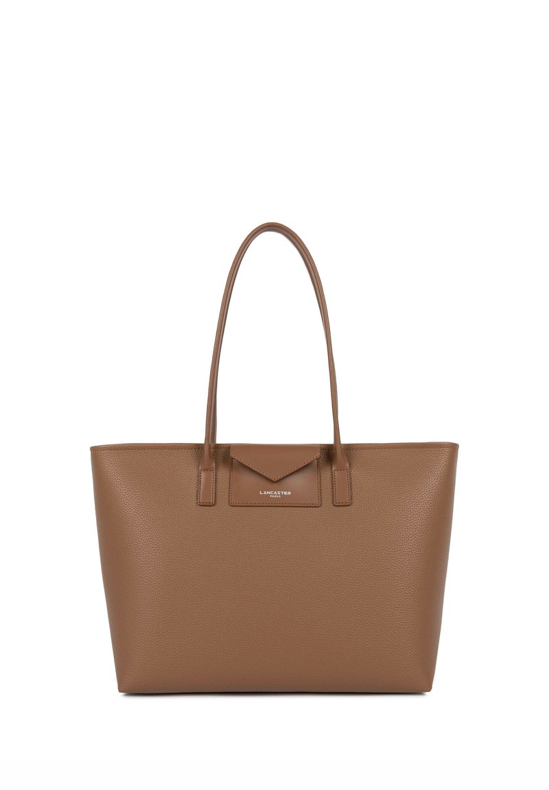 Sac cabas en cuir brun texturé avec deux longues anses et une base plate ; équipé d'un petit rabat triangulaire et d'un logo de marque embossé.