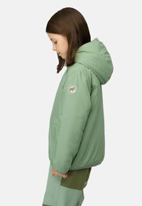 Giacca isolante verde chiaro con cappuccio, dotata di un'emblema circolare sulla manica e polsini elasticizzati per una vestibilità aderente.