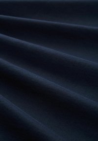 Țesătură de un albastru închis, cu o textură netedă, prezentând pliuri subtile și o strălucire delicată; potrivită pentru tapițerie sau utilizare în îmbrăcăminte.