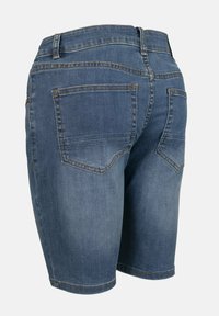 Shorts de mezclilla en azul medio con un diseño ajustado, que cuentan con cinco bolsillos, costuras visibles y un corte recto.