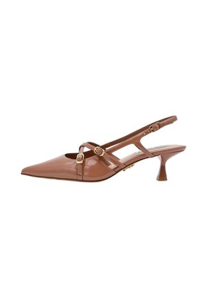 Décolleté slingback in vernice marrone con punta affilata, tacco a gattino e due cinturini con fibbie dorate sul piede e alla caviglia.