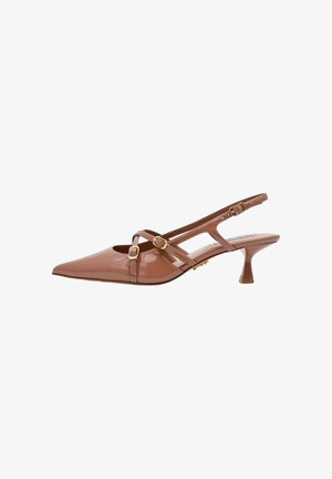 Décolleté slingback in vernice marrone con punta affilata, tacco a gattino e due cinturini con fibbie dorate sul piede e alla caviglia.