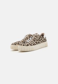 Sneaker con stampa leopardata, superiore in tessuto textured, lacci bianchi e suola spessa color crema. Punta arrotondata e collo imbottito.