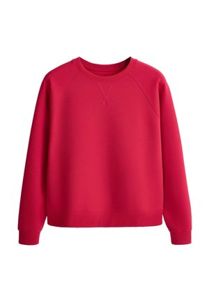 Czerwona bluza z okrągłym dekoltem, długimi rękawami raglanowymi, ściągaczami na mankietach i dole oraz przeszytym detalem w kształcie X poniżej dekoltu.