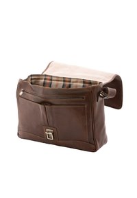 Borsa a tracolla in pelle marrone con una patta in suede beige, dotata di una fodera interna a quadri nei toni dell'arancione, marrone e crema, e tasche con zip.