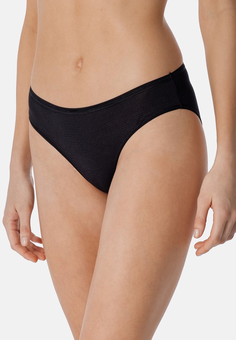 Parte inferiore di bikini nera con una texture liscia, forma a vita media e un sottile motivo a coste lungo il tessuto. Inclusa una semplice vita elastica.