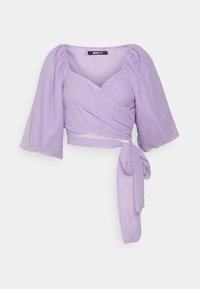 Lavendelomslagsblus med korta puffärmar, texturerad tyg, djup V-ringning och ett knyt i midjan. Designen har mjuk drapering.