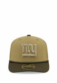 Khaki-Baseballmütze mit strukturiertem Oberteil, das ein gesticktes "ny"-Logo in Hellgrau und Gelb aufweist. Schwarzer Schirm mit strukturierter Oberfläche.