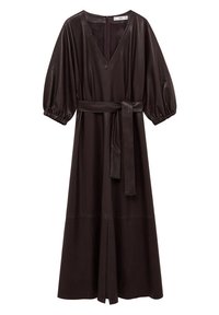 Vestido de cuero marrón con un profundo escote en V, mangas cortas abullonadas, un cinturón en la cintura y una abertura lateral, con una textura suave y un diseño elegante.