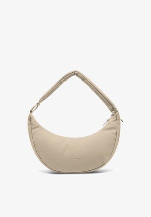 Béžová kabelka ve tvaru půlměsíce s polstrovaným popruhem, zapínáním na zip a jemným logem "Johnny Urban" uprostřed přední strany.