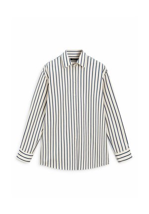 Chemise blanche à manches longues avec des rayures verticales bleu marine, fermeture boutonnée sur le devant et col pointu, posée à plat sur un fond blanc.