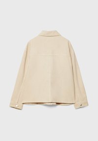 Veste beige vue de dos avec manches longues, col et poignets à boutons argentés sur un fond clair uni.