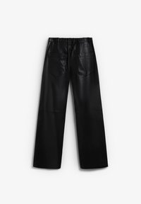 Zwarte wijde faux leren broek met elastische tailleband en twee achterzakken op een witte achtergrond.