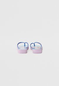 Infradito viola con cinturini blu, caratterizzate da una suola testurizzata e un motivo decorativo sulla soletta. Design semplice, stile casual.