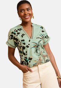 REGULAR FIT TRIM V-NECK - Printtipaita - light green animal print