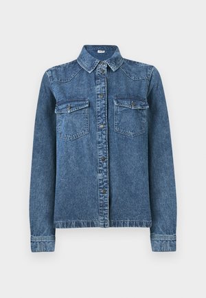 Denimjakke med lange ermer, knappestolpe foran, brettet krage og to klafflommer på brystet med knapper.