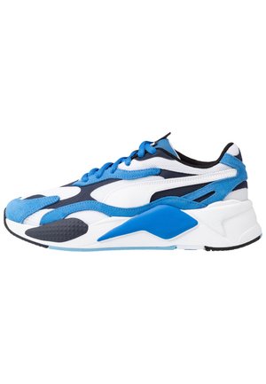 Biało-niebiesko-czarny sportowy sneaker z detalami z siateczki i zamszu, grubą amortyzowaną podeszwą i zapięciem na sznurowadła, widoczny z boku.