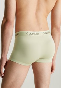 Calvin Klein Underwear LOW RISE TRUNK 3 PACK  - Trumpikės - eucalyptus, lime cream, flame
