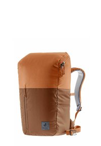 Bruine stoffen rugzak met een bovenflap, voorzien van een ritsvak aan de voorkant, gevoerde schouderbanden en een logo-label op de onderkant van de voorkant.